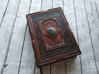 Кожаный ежедневник в стиле старинной книги с тиснением и гравировкой логотипа