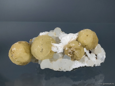 Стильбит, морденит, пренит. Индия. 60*38*24мм