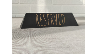 7106 Табличка "резерв" на стол. Изготовление на заказ. Деревянная табличка по дизайну заказчика.
