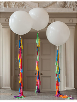 Трио из белых гигантов с радужной гирляндой тассел