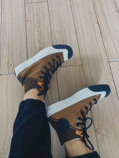 Кожаные кеды Конверс коричневые высокие 169362C на ногах фото