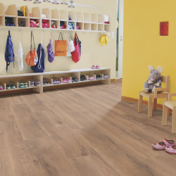 Ламинат Wineo Дуб Лиссабон Светло-коричневый LA211LV4  в интерьере детского учреждения