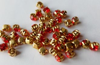 Круглые, 4 мм, красные в золотой оправе