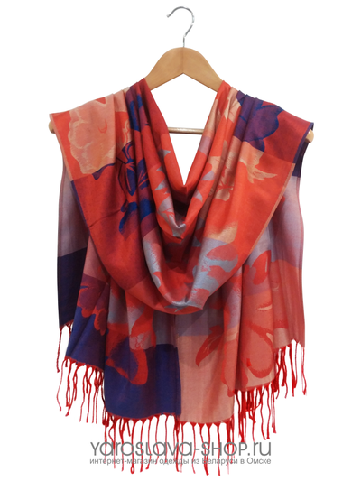 Палантин красный с серо-синими цветами и бахромой