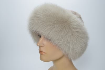 Вязаный головной убор с меховой отделкой