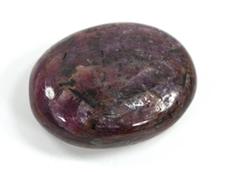 Корунд красный (рубин), полировка плоская (светится в УФ), Мьянма (31*23*11 мм, 21 г) №35654