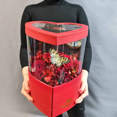 Букет в коробке сердце с шоколадной открыткой и бабочкой. №109