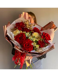 БУКЕТ ИЗ КРАСНЫХ РОЗ, АЛЬСТРОМЕРИЙ И ЗЕЛЕНИ