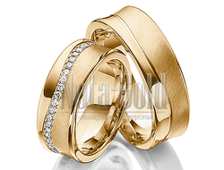 Обручальные кольца из желтого золота с волнистой дорожкой бриллиантов в женском кольце