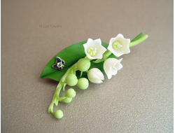 Брошь "Белые ландыши с бабочкой".