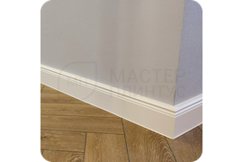 Архитектурное совершенство: монтаж белого плинтуса Dollken Hamburg Style 80 позволяет создать безупречную геометрию в интерьере, где каждая деталь имеет значение.