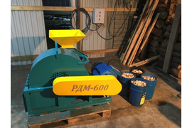  РДМ-600  комплектуется воронкой для переработки крупной щепы или кусковых отходов.