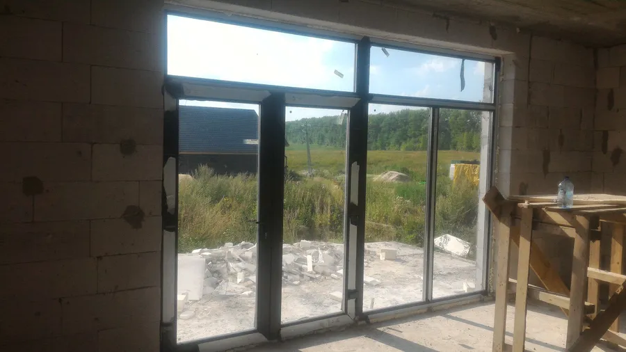 Установка входной группы в загородном доме. 2 распашные двери, двухсторонняя ламинация "Морёный дуб", профиль Века Софтлайн 70 мм. Усиленный и энергосберегающий стеклопакет.