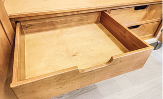 Встроенный шкаф для одежды четырехдверный.