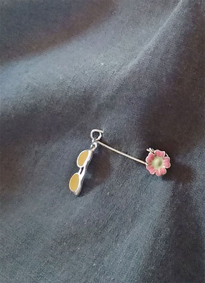 (АРТИКУЛ: 9664/50) БРОШКА БУЛАВКА, СРЕДНЕГО РАЗМЕРА, С ПОДВЕСКАМИ ("ОЧКИ", "ЦВЕТОК"), СЕРЕБРИСТЫЙ МЕТАЛЛ, ЭМАЛЬ