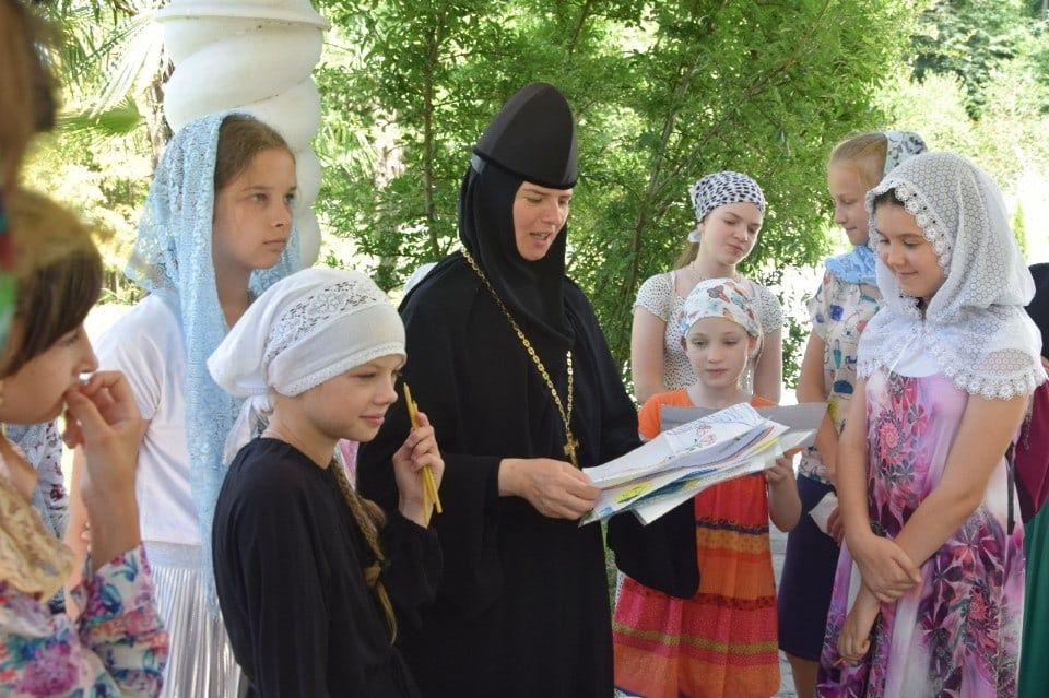 Дети на прогулке в монастыре