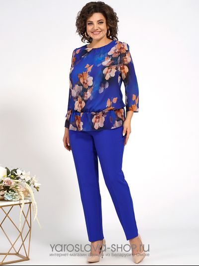 Женский костюм синего цвета, состоящий из блузы и брюк