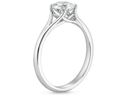 Кольцо с бриллиантом в 8 лапках