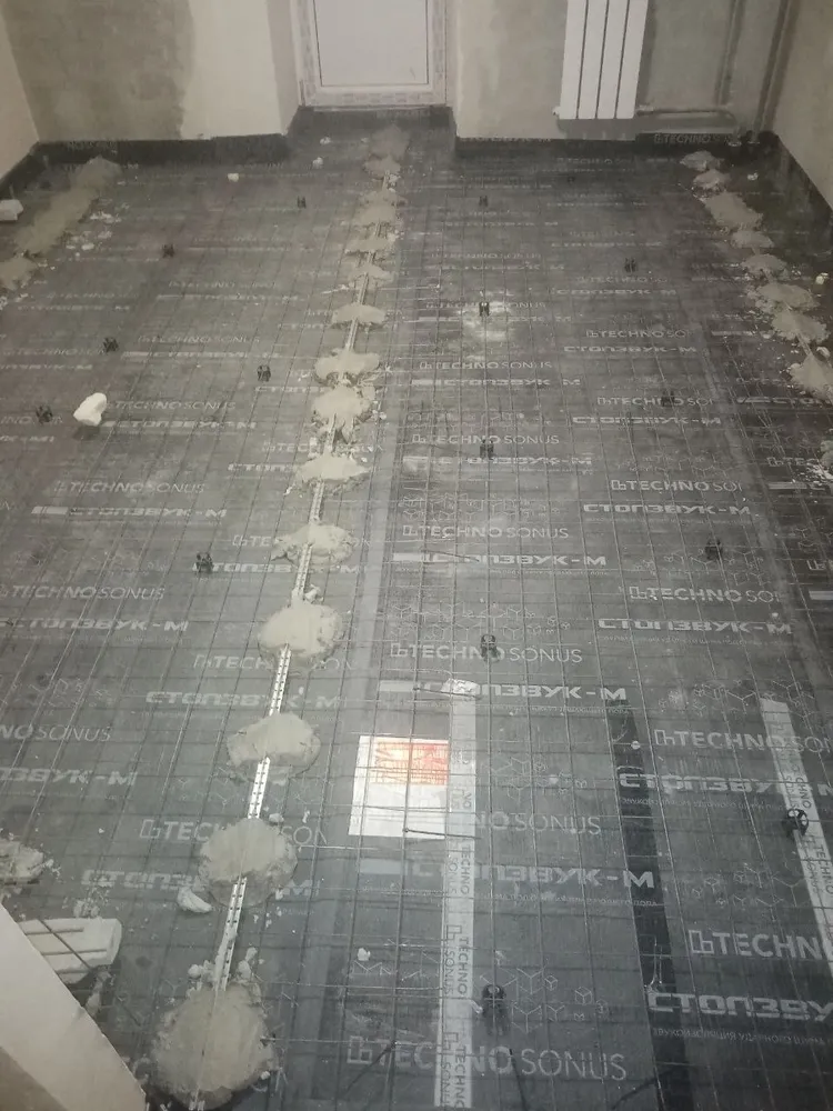 Установка маяков по уровню перед заливкой стяжки