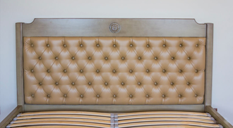 Кровать с мягким изголовьем из экокожи.