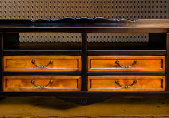 Тумба под ТВ на резных ножках.