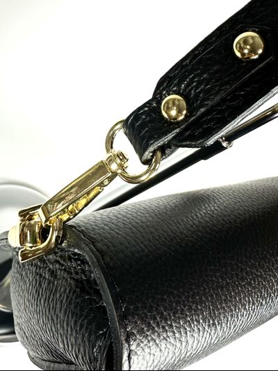 Женская кросс боди сумка с застежкой пчелкой из натуральной кожи Vera Pelle от M&amp;Marie черного цвета