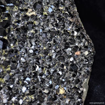 Меланит (разн. граната), друза, с пиритом, эпидотом, самородной медью - 310*235*100мм (ААА)