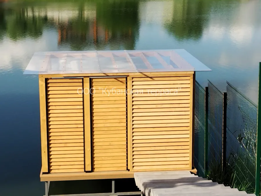 Деревянная пергола с раздвижными окнами, дверью, поворотными жалюзи и пирс из ДПК.