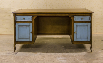 Письменный стол с 2 боковыми тумбами на резных ножках.