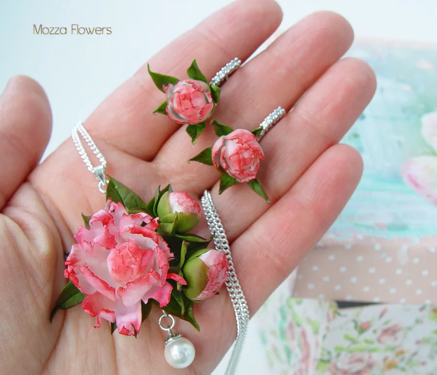 Комплект с пионами и жемчужиной. Белая позолота 18 карат.