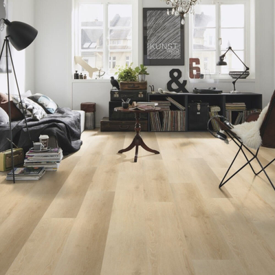 Виниловый пол Wineo 600 Wood XL BarcelonaLoft RLC191W6 в интерьере гостиной