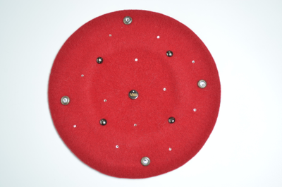 Красный фетровый берет со стразами