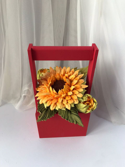 Деревянный бокс с зефирными подсолнухами