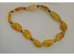 Браслет из натурального янтаря на резинке с бижутерией