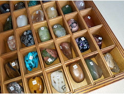 Коллекция 50 камней галтовок по 3-4 см, в коробке 32*23 см, вес около 1700 г  №25736