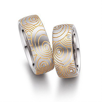 Обручальные кольца с ажурным узором из белого золота с золочением и бриллиантами
