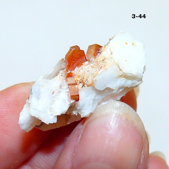 Ванадинит натуральный (щетка) №3-44: 29*20*13мм