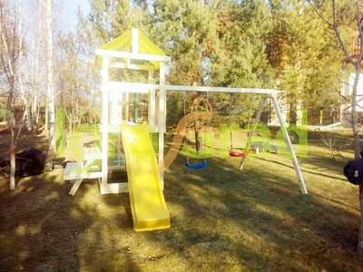 Установленный игровой комплекс IgraGrad Крафтик на дачном участке.