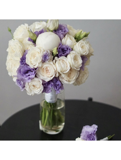 Букет с кустовой розой ,пионами и эустомой