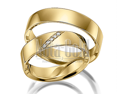 Классические обручальные кольца из желтого золота с косой полоской бриллиантов в женском кольце