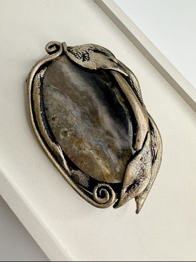 Броши из натуральных камней и кожи