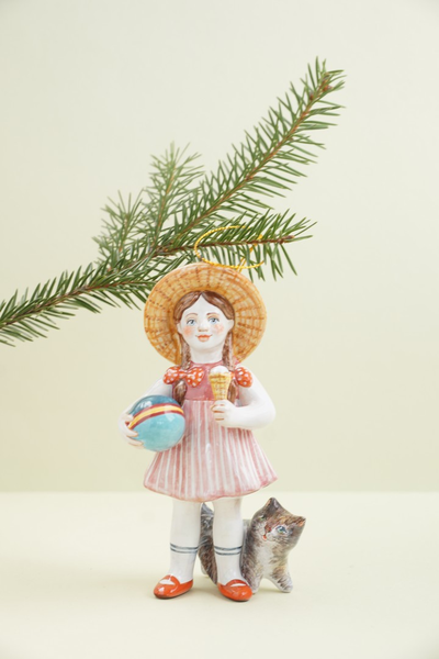 Девочка с мороженым