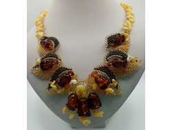 колье с розами янтарь