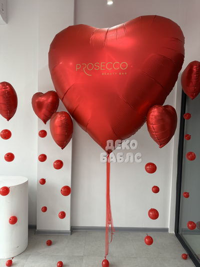Гигантское матовое красное сердце из шаров на кровати с цветами доставка Троицк Новая Москва