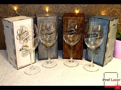 Деревянная новогодняя коробка под бокал с гравировкой