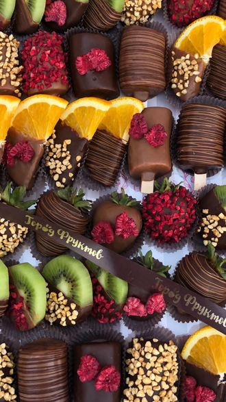 Набор с фруктами и клубникой