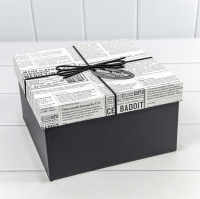 Коробка подарочная с бантом "Газета" (бело-черная), 17*17*9,3см