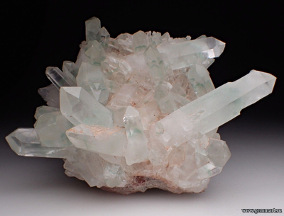 Горный хрусталь (разн. кварца) с фантомами, фуксит. 99*81*51мм