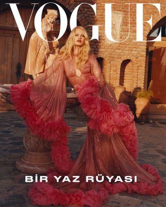 Vogue Turkey Magazine June 2022 Britt Oosten Cover, Женские Иностранные журналы в Москве, Intpress