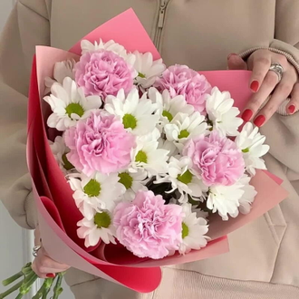 Букет нежных диантусов и ромашковых хризантем